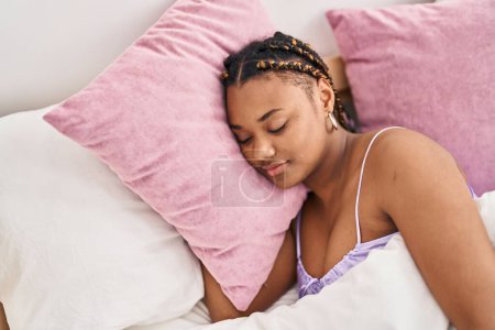 Foto de Mujer afroamericana acostada en la cama durmiendo en el dormitorio - Imagen libre de derechos