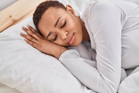 Mujer afroamericana acostada en la cama durmiendo en el dormitorio