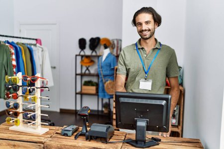 Foto de Hombre hispano guapo trabajando como taller de asistencia en tienda al por menor - Imagen libre de derechos