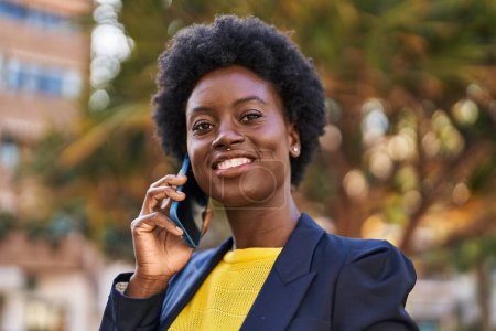 Téléchargez les photos : Young african american woman business executive talking on the smartphone at park - en image libre de droit