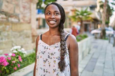 Téléchargez les photos : African american woman smiling confident looking to the side at street - en image libre de droit
