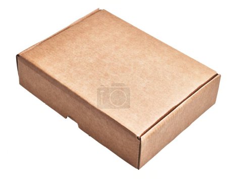 Téléchargez les photos : Matériau de la boîte en carton brun sur fond blanc isolé - en image libre de droit