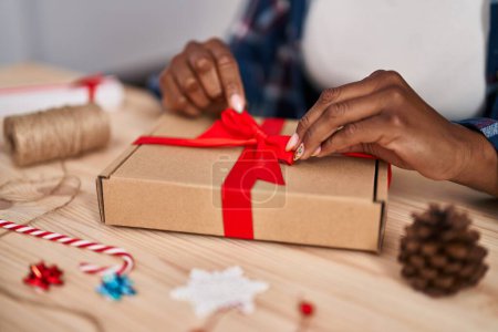 Téléchargez les photos : African american woman ecommerce business worker preparing gift at office - en image libre de droit