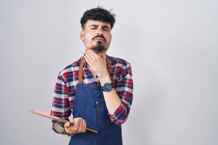 Foto de Joven hispano con barba usando delantal de camarero sosteniendo portapapeles tocando doloroso cuello, dolor de garganta por gripe, clod e infección - Imagen libre de derechos
