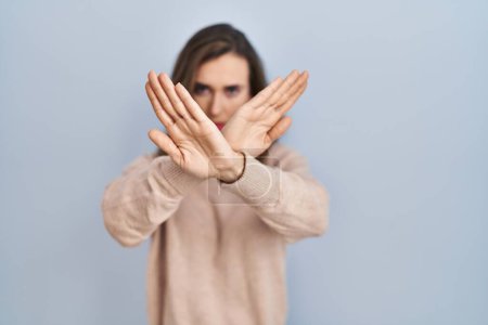 Téléchargez les photos : Jeune femme debout sur fond isolé expression de rejet croisant les bras et les paumes faisant signe négatif, visage en colère - en image libre de droit