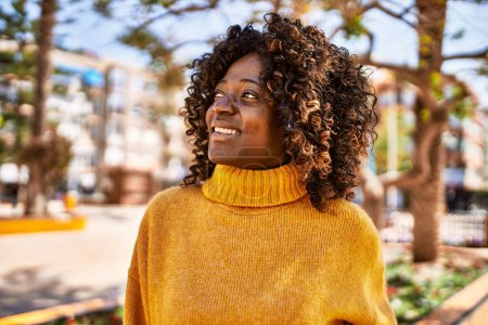 Foto de Mujer afroamericana sonriendo confiada en el parque - Imagen libre de derechos
