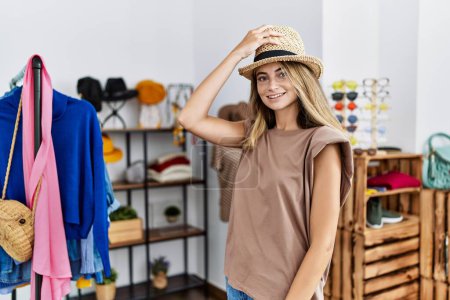 Téléchargez les photos : Young caucasian woman wearing hat shopping at clothing store - en image libre de droit