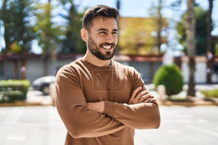 Téléchargez les photos : Young hispanic man smiling confident standing with arms crossed gesture at park - en image libre de droit