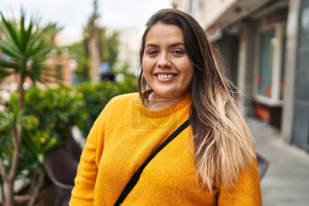 Téléchargez les photos : Young beautiful plus size woman smiling confident standing at coffee shop terrace - en image libre de droit
