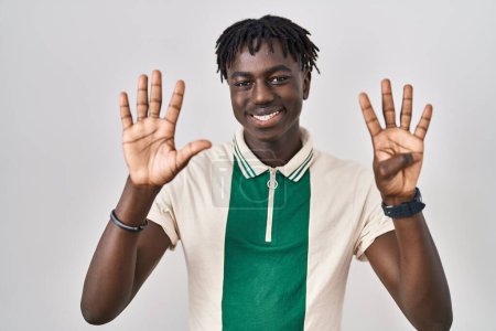 Téléchargez les photos : Homme africain avec dreadlocks debout sur fond isolé montrant et pointant vers le haut avec les doigts numéro neuf tout en souriant confiant et heureux. - en image libre de droit