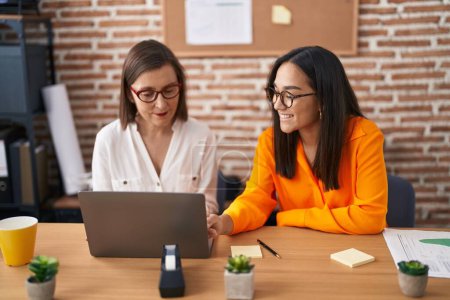 Téléchargez les photos : Two women business workers using laptop working at office - en image libre de droit