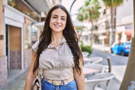 Téléchargez les photos : Jeune fille hispanique souriant heureux debout à la ville. - en image libre de droit