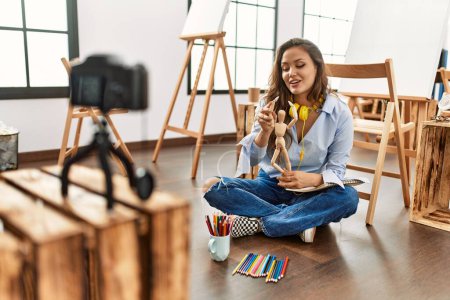 Téléchargez les photos : Jeune belle artiste hispanique femme souriante enregistrement confiant tirer des leçons au studio d'art - en image libre de droit
