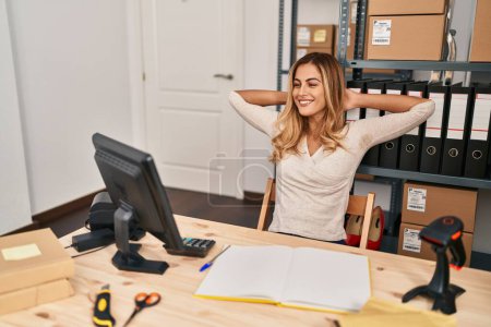 Téléchargez les photos : Young blonde woman ecommerce business worker tired relaxed with hands on head at office - en image libre de droit