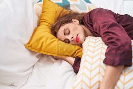 Foto de Joven mujer hispana hermosa acostada en la cama durmiendo en el dormitorio - Imagen libre de derechos