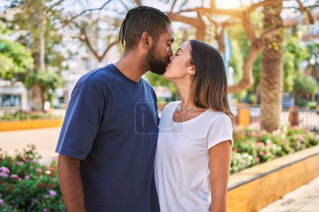 Téléchargez les photos : Homme et femme couple baisers et câlins l'un l'autre au parc - en image libre de droit