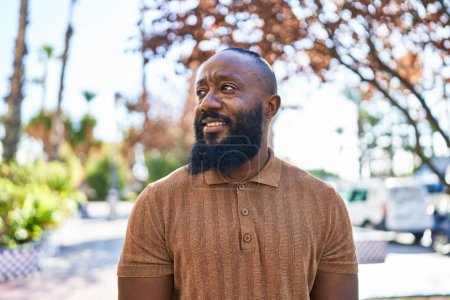 Téléchargez les photos : Young african american man smiling confident standing at park - en image libre de droit