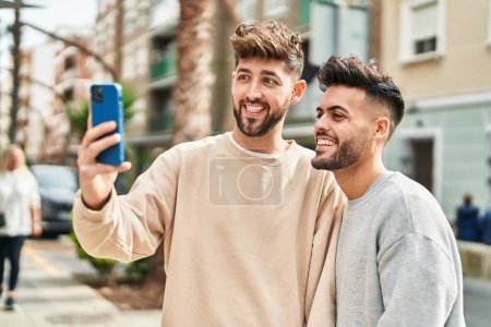 Junges Paar macht gemeinsam Selfie mit dem Smartphone auf der Straße