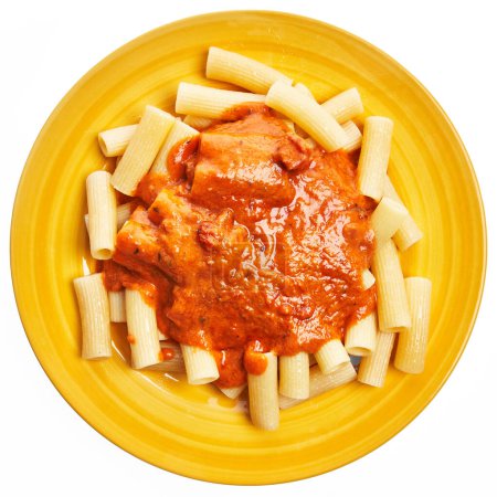 Téléchargez les photos : Assiette de pâtes italiennes rigatoni avec sauce tomate sur fond blanc isolé - en image libre de droit