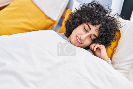 Téléchargez les photos : Young middle east woman lying on bed sleeping at bedroom - en image libre de droit