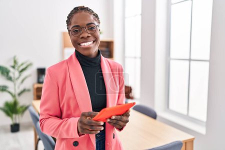 Téléchargez les photos : African american woman business worker using touchpad standing at office - en image libre de droit
