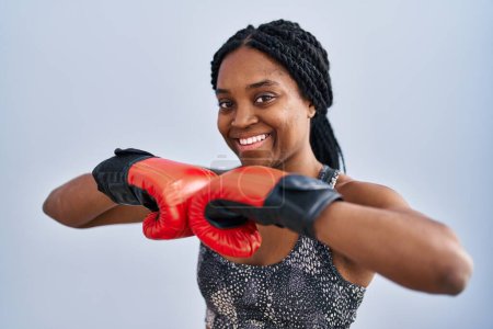 Foto de Mujer afroamericana sonriendo confiado boxeo en el centro deportivo - Imagen libre de derechos