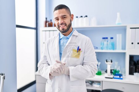 Téléchargez les photos : Young latin man scientist smiling confident standing at laboratory - en image libre de droit
