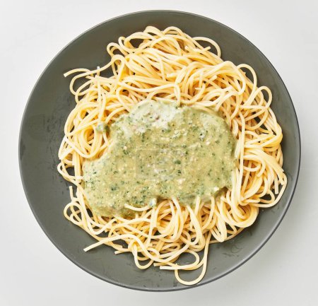 Foto de Delicioso plato de pasta de espagueti italiano con salsa sobre fondo blanco aislado - Imagen libre de derechos