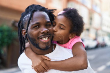 Téléchargez les photos : Father and daughter smiling confident holding girl on back at coffee shop terrace - en image libre de droit