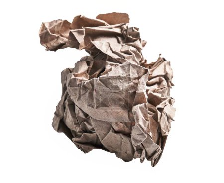 Foto de Una bola de papel arrugada marrón sobre fondo blanco aislado - Imagen libre de derechos