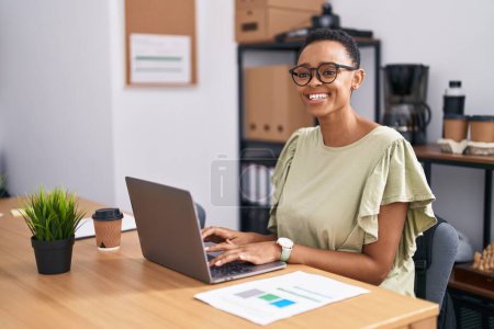 Téléchargez les photos : African american woman business worker using laptop working at office - en image libre de droit