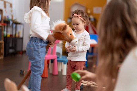 Téléchargez les photos : Deux petites filles jouant avec des jouets à la maternelle - en image libre de droit