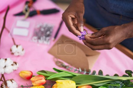 Téléchargez les photos : Fleuriste afro-américaine préparant une lettre d'enveloppe à la boutique de fleurs - en image libre de droit