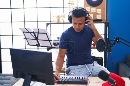 Téléchargez les photos : Young latin man musician having dj session at music studio - en image libre de droit
