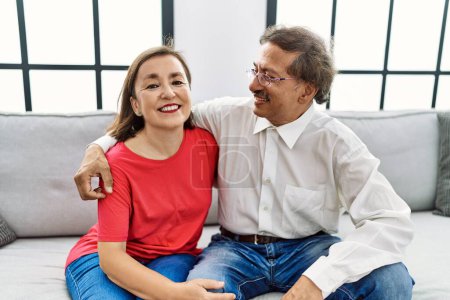 Téléchargez les photos : Middle age man and woman couple smiling confident hugging each other at home - en image libre de droit