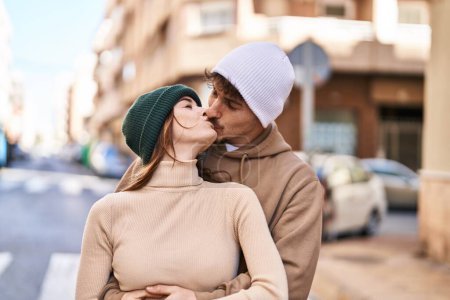 Téléchargez les photos : Mand et femme couple étreignant l'autre et s'embrassant dans la rue - en image libre de droit