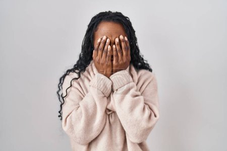 Foto de Mujer africana de pie sobre fondo blanco frotando los ojos para la fatiga y el dolor de cabeza, la expresión somnolienta y cansada. problema de visión - Imagen libre de derechos