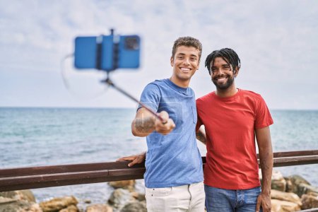 Téléchargez les photos : Deux hommes afro-américains souriants heureux de faire du selfie par le smartphone à la plage. - en image libre de droit