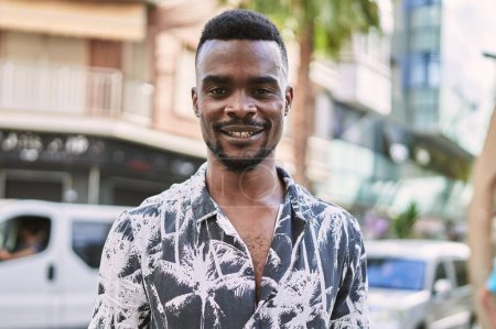 Téléchargez les photos : Young african american man smiling confident at street - en image libre de droit
