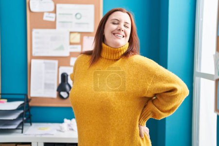 Téléchargez les photos : Young beautiful plus size woman business worker smiling confident standing at office - en image libre de droit