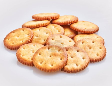 Téléchargez les photos : Délicieux groupe de biscuits salés sur fond blanc isolé - en image libre de droit