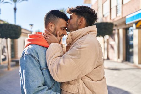 Foto de Dos parejas de hombres abrazándose en la calle - Imagen libre de derechos
