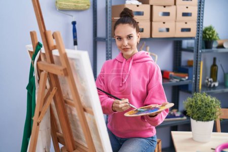Téléchargez les photos : Young woman artist smiling confident drawing at art studio - en image libre de droit