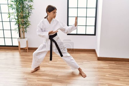 Téléchargez les photos : Jeune fille hispanique faisant des arts martiaux au studio d'entraînement - en image libre de droit