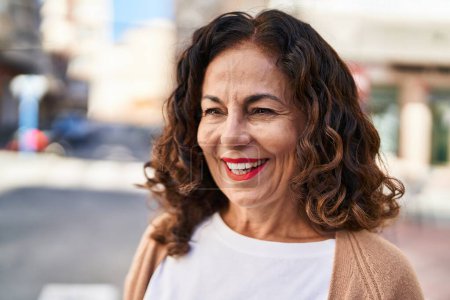 Téléchargez les photos : Moyen Age femme hispanique souriant heureux en plein air - en image libre de droit
