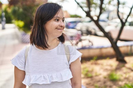 Foto de Síndrome de Down mujer sonriendo confiado de pie en el parque - Imagen libre de derechos