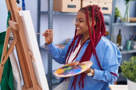 Téléchargez les photos : Femme artiste afro-américaine souriant dessin confiant à l'atelier d'art - en image libre de droit