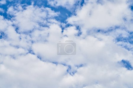 Téléchargez les photos : Ciel bleu béatifique avec des nuages par une journée ensoleillée - en image libre de droit