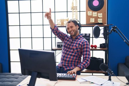 Téléchargez les photos : Jeune homme musicien ayant une session de DJ au studio de musique - en image libre de droit