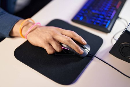 Téléchargez les photos : Young caucasian man using mouse computer at gaming room - en image libre de droit